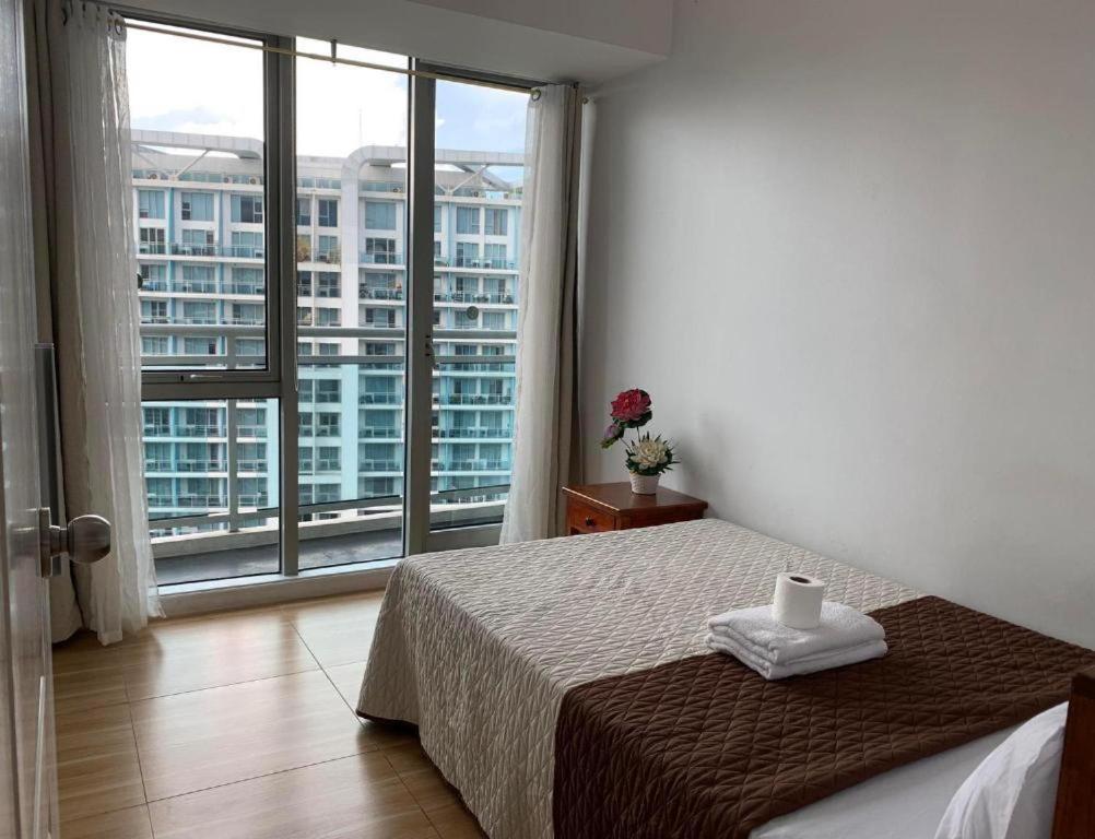 Azure C5 Man-Made Beach Balcony Multiple Units マニラ市 エクステリア 写真